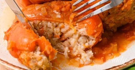 Як приготувати найніжніший фарширований перець у томатному соусі: перевірений рецепт