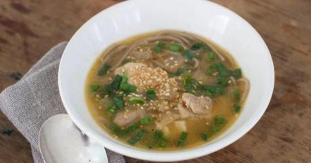 Локшина сомен із курячим бульйоном та зеленою цибулею: рецепт нашвидкуруч