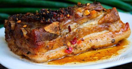 Свиняча грудинка у цибулевому лушпинні: рецепт смачної української закуски