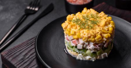 Салат із крабовими паличками, омлетом, кукурудзою та огірками: рецепт ефектної закуски