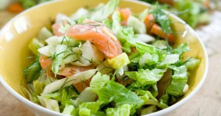 Салат із червоною рибою: рецепт легкої та корисної страви