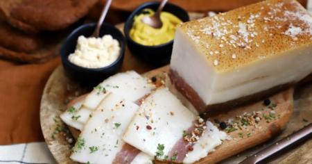 Чи корисно їсти сало вранці: дієтологи поставили крапку в цьому запитанні