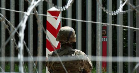 Скільки поляків поїдуть за кордон, якщо Росія нападе — дані опитування здивували військових