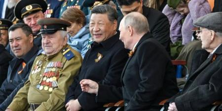 «Путін далеко не ізольований». Парад у Москві показав, що у Кремля достатньо союзників і мало інтересу до миру — Bloomberg