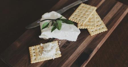 Дієтологи пояснюють: що корисніше — знежирений чи 9% домашній сир