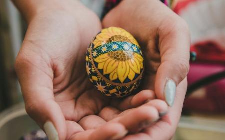 Чому на Великдень заведено фарбувати яйця, а потім битися крашанками
