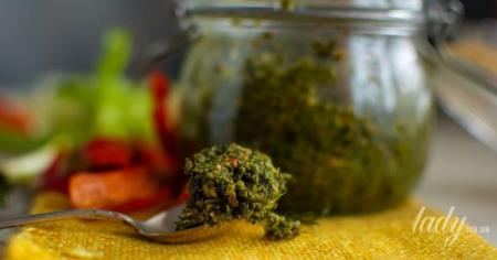 Зелена паста на зиму: рецепт корисного травʼяного додатку до страв