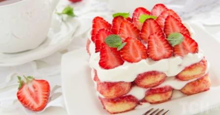 Полуничний тирамісу: рецепт неперевершеного десерту з домашнім печивом