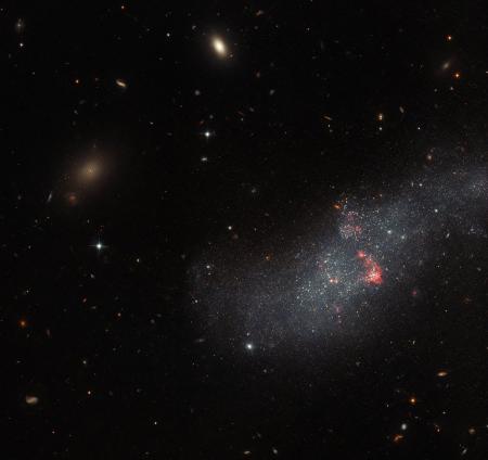 Космічний телескоп Hubble зробив унікальну фотографію карликової галактики