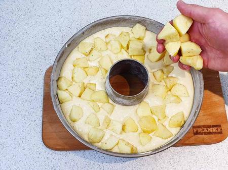 Клопотенко дав рецепт розкішної шарлотки з яблуками і секретним інгредієнтом: готуємо за 30 хвилин!