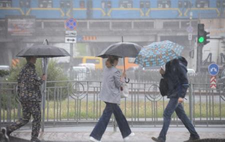 Після спеки - похолодання зі зливами та градом: синоптик назвала дату негоди