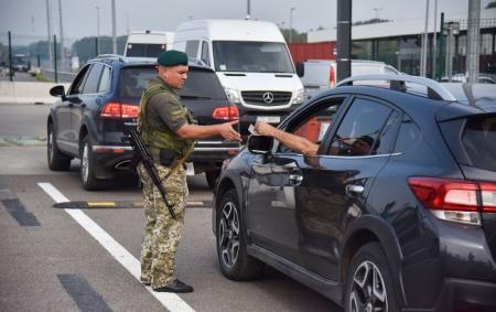 В Україні ще одній категорії держслужбовців дозволили виїзд за кордон: про кого йдеться