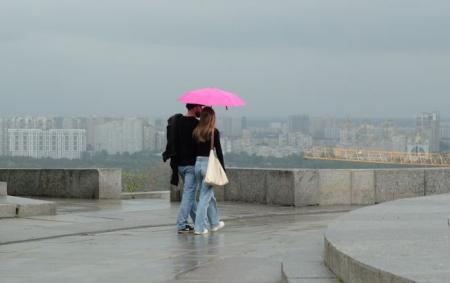 Найхолодніший день: синоптик попередила про дощі, сильний вітер та +16