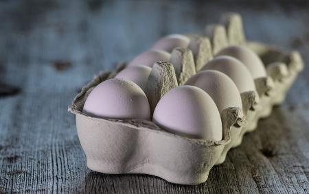 Скільки можна зберігати яйця в холодильнику, на балконі та в коморі
