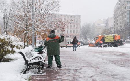 _pribirannya_v_tsentri_kieva_dvirnik_z_lopatoyu_mashina_snigopad_foto_vitalii___nosach_rbk_ukrai__na_02_9a358f1b99018a30e5eed894d7fc74a0_1300x820_25.12.24