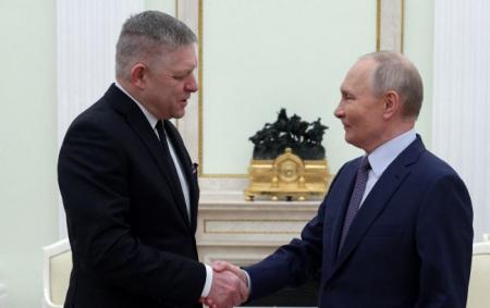 Каллас дорікнула Фіцо за участь у параді в Москві: Як ти можеш стояти пліч-о-пліч з Путіним?