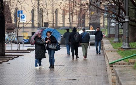 Дощі, вітер і жовтий рівень небезпеки: синоптики попередили, де 27 травня чекати негоду