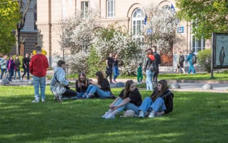 Спека настає: синоптик розповіла, якої погоди чекати 24 квітня в Україні