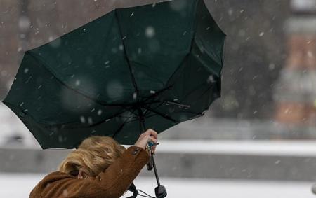18 січня в Києві очікуються сильні пориви вітру: важливі телефони та поради для містян