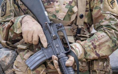 Пентагон припиняє медичну допомогу трансгендерам у війську: Reuters дізналося деталі