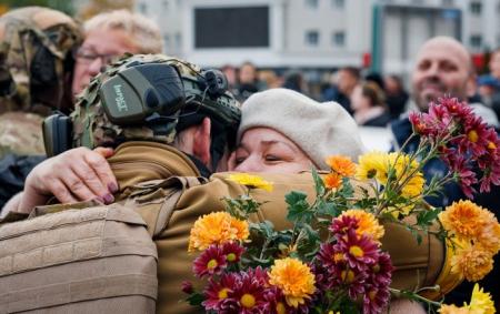 _zvilnennya_ukr_viyskovi_zsu_kviti_gettyimages_1244745561_882875a095b6fdce7b3437a0cafd23be_650x410_08.05.25