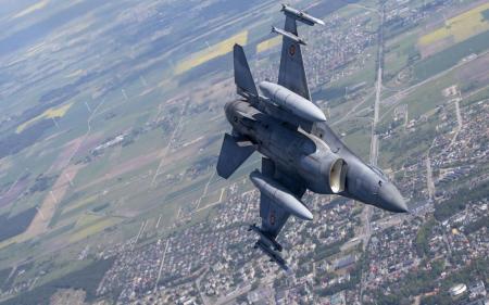Військові об’єкти в Росії можуть стати цілями для F-16 — генсек НАТО