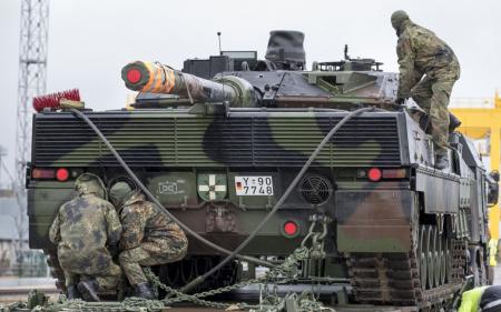 Подоляк розповів, коли західні танки можуть потрапити на поле бою в Україні