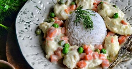 Ліниві фрикадельки у вершковому соусі з овочами: оригінальний рецепт