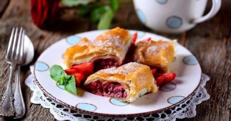 Штрудель із полуницею із листкового тіста: простий рецепт