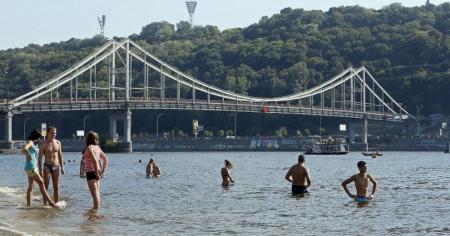 Купальний сезон у Києві 2025: санлікар розповів, чи можна купатися на пляжах