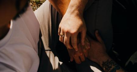 Суд в Україні вперше визнав факт шлюбних стосунків між чоловіками: вони воз'єднаються за кордоном