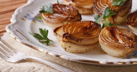 Запечена цибуля в духовці: рецепт оригінального гарніру
