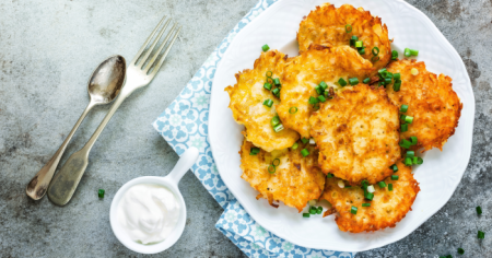 Деруни будуть золотавими й пухкими та не вбиратимуть олію: додайте цей копійчаний продукт