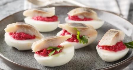 Яйця, фаршировані буряком і оселедцем: рецепт ефектної закуски