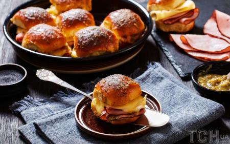 Гарячі слайдери з шинкою та сиром: рецепт оригінальних бутербродів