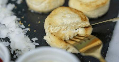 Сирники без яєць, з однієї жмені сиру: неймовірно пухкі, не прилипають і не 