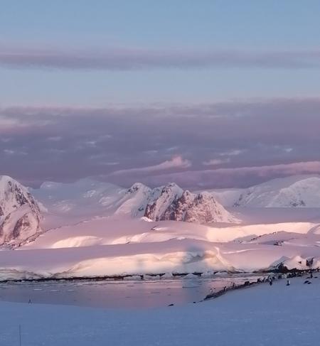 Українські полярники показали білі ночі в Антарктиці 