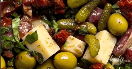 Салат із маринованими огірками, оливками та сиром: оригінальний рецепт
