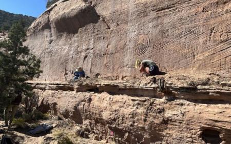 Археологи в США виявили величезні спіралі, вирізані на скелях