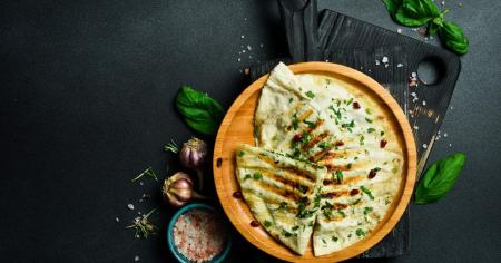 Лаваш із сиром і зеленню на сковороді: рецепт закуски нашвидкуруч