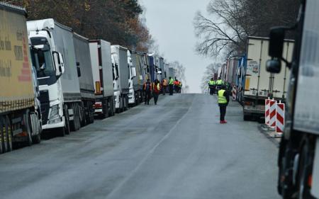 Військовий ЗСУ емоційно звернувся до українців через блокаду кордону в Польщі