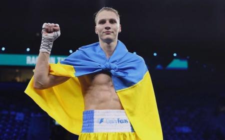 Нокаут у другому раунді: непереможний український боксер успішно захистив чемпіонський титул