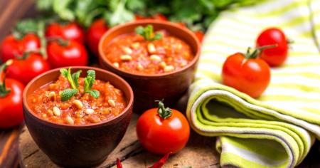 Рецепт швидкої закуски з помідорів з болгарським перцем, часником та зеленню