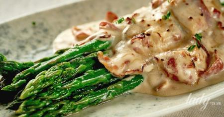 Спаржа з сирним соусом і хамоном: рецепт страви, яку варто приготувати