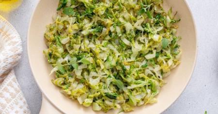 Весняний салат із зеленим заправленням: оригінальний рецепт