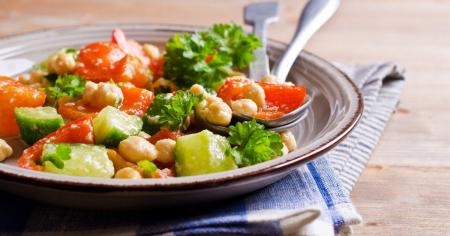 Рецепт салату з нутом, помідорами та огірком