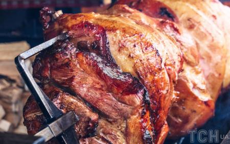 Свинина, запечена в духовці на ґратах: рецепт розкішної гарячої страви
