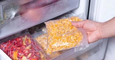 Які продукти в жодному разі не можна зберігати в морозилці, але їх чомусь туди кладуть