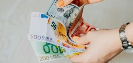 dolar-evro-valyuta-omid-armin-unsplash_25.06.25_1