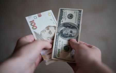 Середня зарплата українців за рік зросла на 60 доларів: як вона змінювалася за 30 років